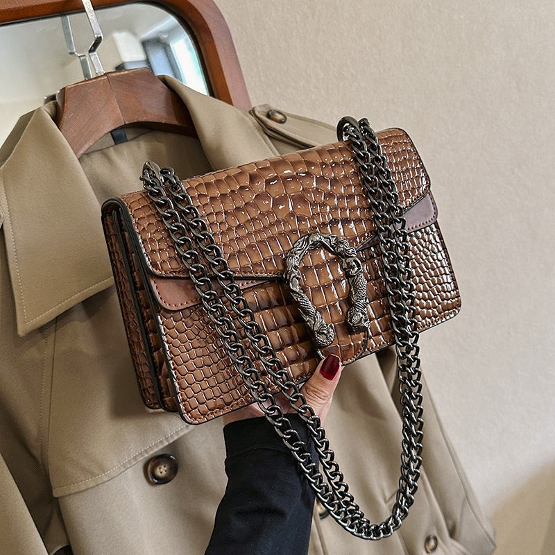 Borsa a tracolla donna Valstrend con catena fashion, piccola a forma quadrata, ideale per stile e praticità.
