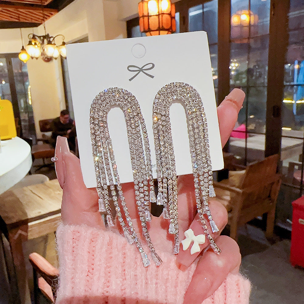 Orecchini in argento sterling con perle di lusso, stile elegante e raffinato, ideali per un look sofisticato e femminile.