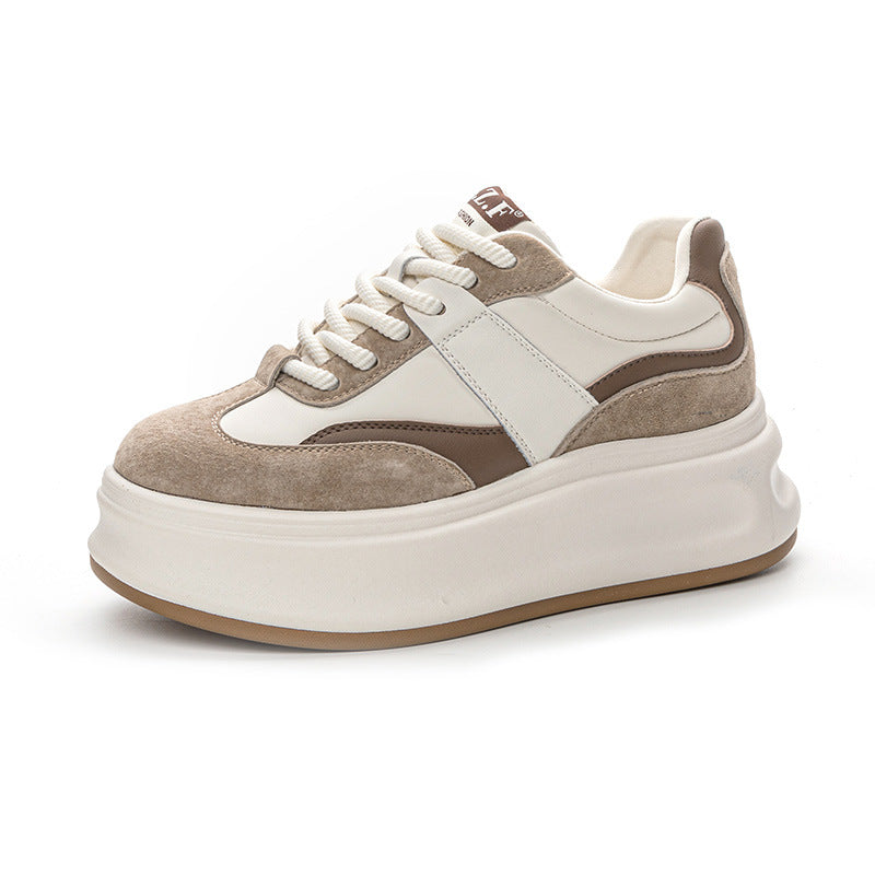 Scarpe bianche con tacco nascosto e suola spessa in stile retrò, marca Valstrend Shop, vista frontale con dettaglio del design.