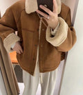 Cappotto corto caldo in lana di agnello con pelliccia spessa e integrata, donna, stile loose, marca Valstrend.