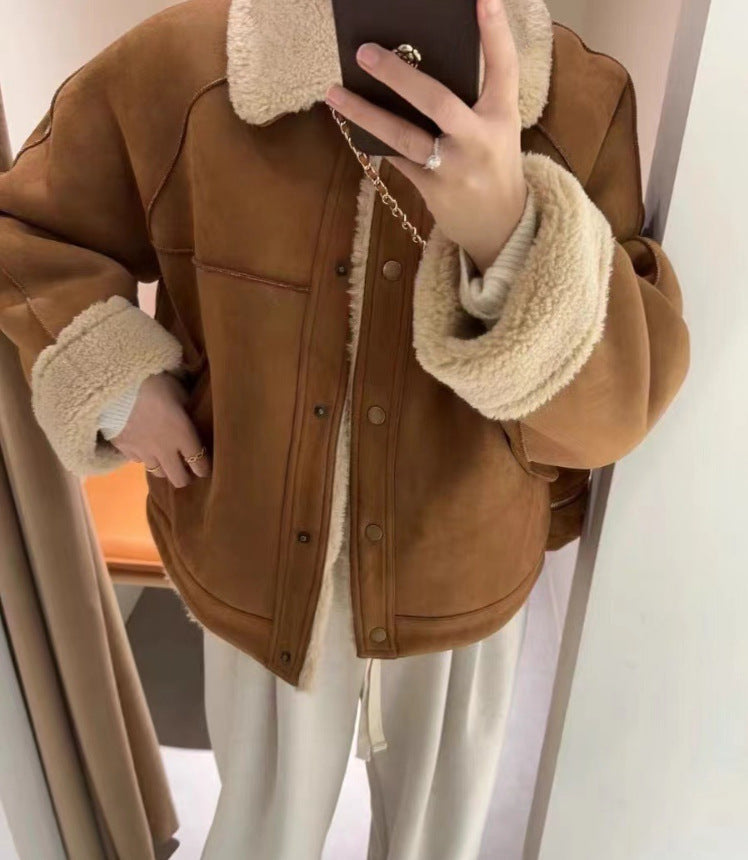 Cappotto corto caldo in lana di agnello con pelliccia spessa e integrata, donna, stile loose, marca Valstrend.