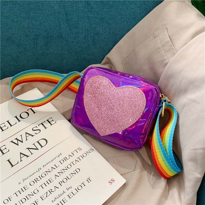 Borsa a spalla per bambino a forma di cuore pesca in pelle laser di Valstrend Shop, con dettagli delicati e tracolla regolabile.