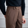 Pantaloni casual a vita alta e dritti Valstrend, tessuto morbido, colore neutro, vista frontale con dettaglio della vestibilità.