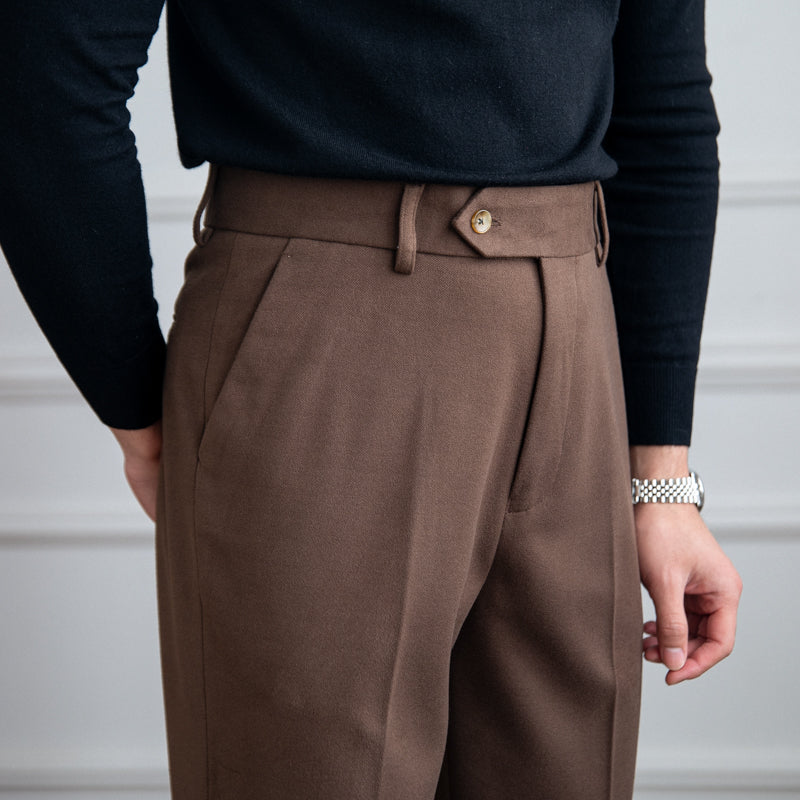 Pantaloni casual a vita alta e dritti Valstrend, tessuto morbido, colore neutro, vista frontale con dettaglio della vestibilità.