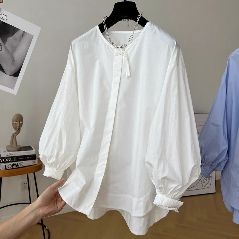 Camicia larga con maniche a plissé e nappe, stile femminile e casual, marca Valstrend shop, vista frontale.