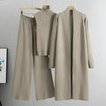 Set tre pezzi Valstrend con gilet senza maniche, maglione e pantaloni in maglia semplice, ideale per un look casual e comodo.