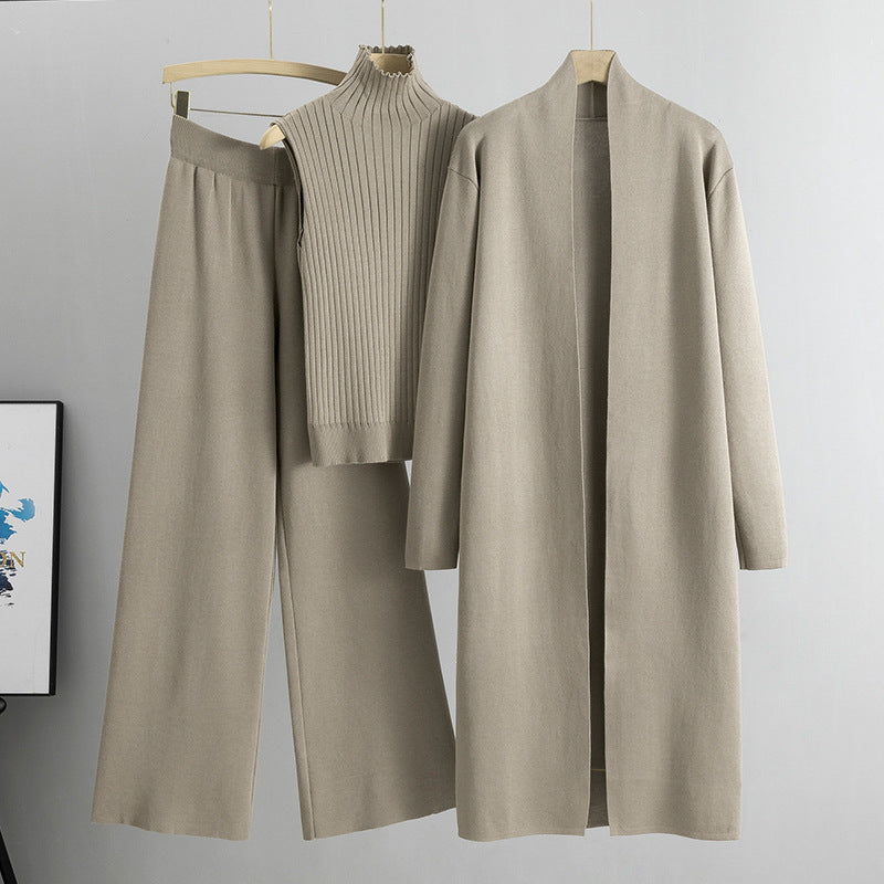 Set tre pezzi Valstrend con gilet senza maniche, maglione e pantaloni in maglia semplice, ideale per un look casual e comodo.