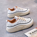 Scarpe casual traspiranti alla moda Valstrend per studenti, con design comodo e stile giovane, visibili in primo piano nell'immagine.