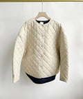 Cappotto casual da donna Valstrend in tessuto leggero, stile versatile e alla moda, indossato su una donna in abbigliamento urbano