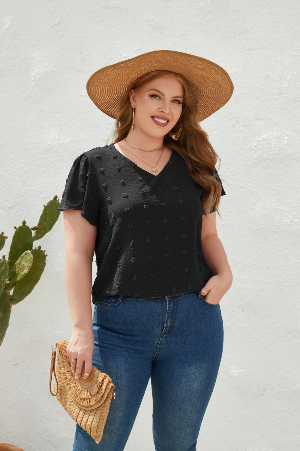Maglietta donna Valstrend con scollo a V, maniche corte e dettagli di pelliccetta, taglia comoda e stile casual.