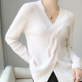 Maglione femminile a righe con scollo a V e incrocio twisted, marca Valstrend, stile fashion elegante e casual.