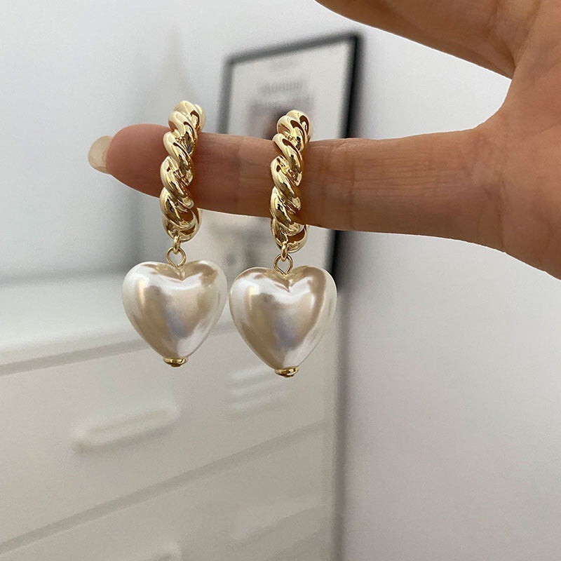 Orecchini a cuore in stile vintage di Valstrend, pendenti eleganti e versatili, ideali da abbinare a qualsiasi outfit.