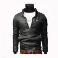 Giacca in pelle da moto e catena per uomo di Valstrend Shop, dettaglio della giacca in pelle nera e della catena in metallo.