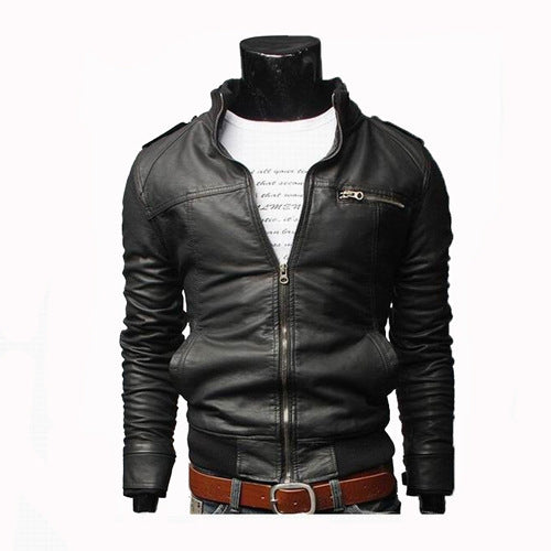 Giacca in pelle da moto e catena per uomo di Valstrend Shop, dettaglio della giacca in pelle nera e della catena in metallo.