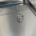 Anello con apertura di design di nicchia Valstrend con diamante brillante, elegante e raffinato, visibile in primo piano.