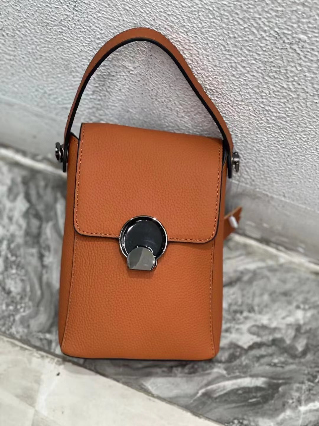Borsa a tracolla in vera pelle di moda coreana, stile casual e versatile, con design elegante e dettagli in pelle naturale.