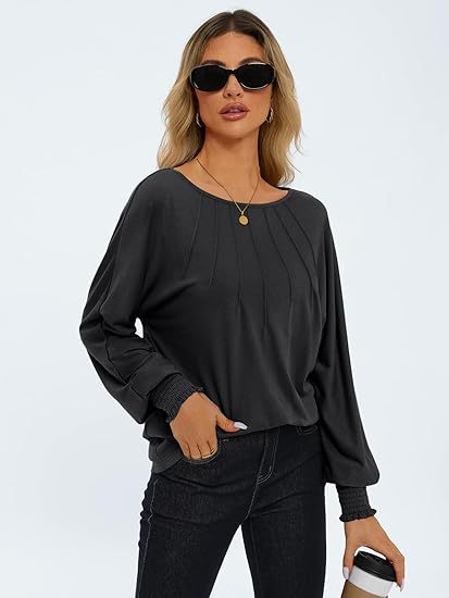 Top donna Valstrend a maniche lunghe con collo rotondo e plissettature, in tessuto leggero e elegante.