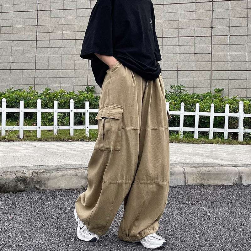 Pantaloni larghi retrò da uomo Valstrend, stile fashion, tessuto in cotone, vista frontale con dettaglio della vestibilità larga