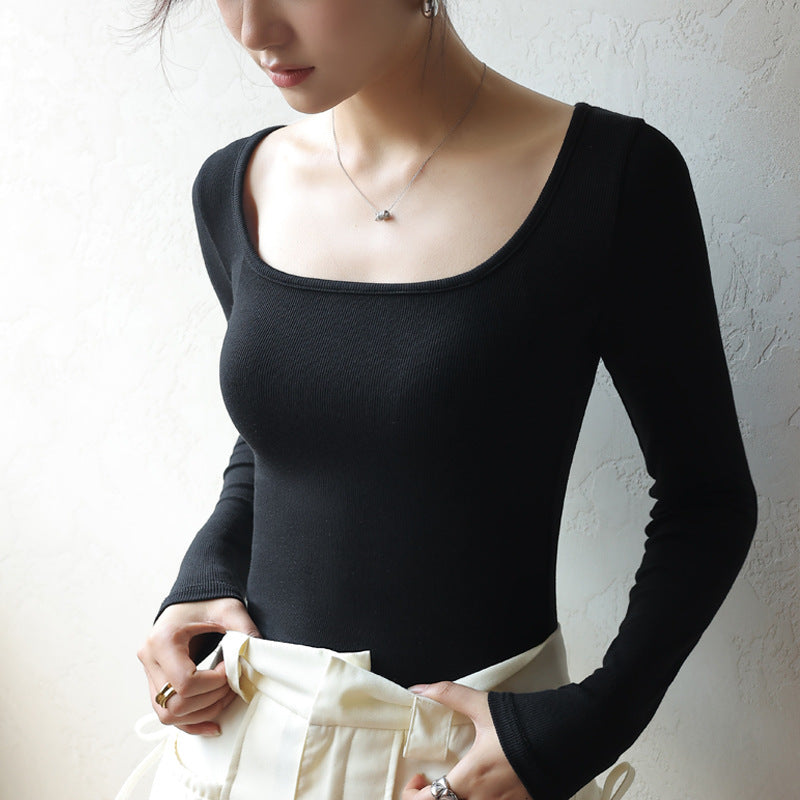 Maglietta a maniche lunghe slim fit Valstrend, intimo coreano, tessuto morbido e aderente, indossata come sotto-vestimento.