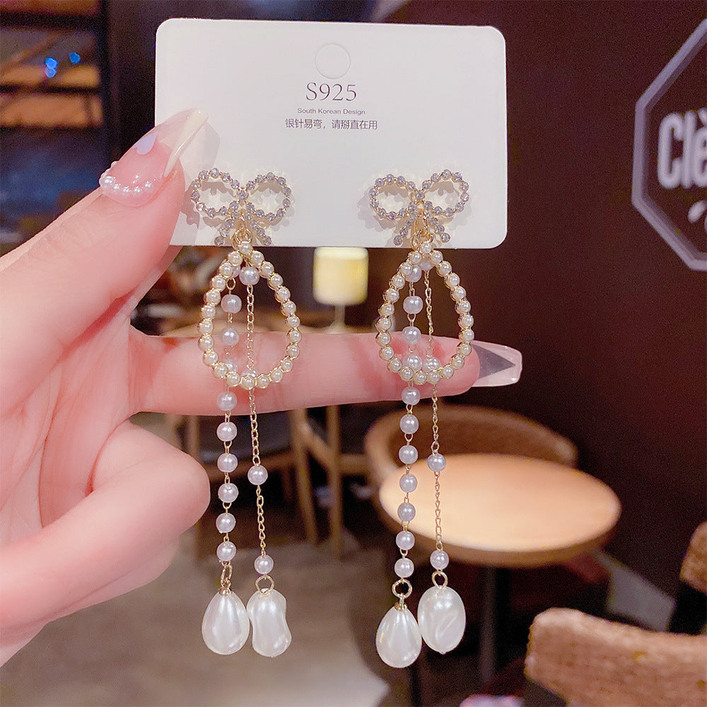 Orecchini eleganti in argento sterling con perle di lusso, design sottile e raffinato, perfetti per uno stile sofisticato.