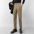 Pantaloni in lana leggermente matura, modello dritto slim fit e cropped, firmati Valstrend shop, indossati con tasche e vita alta