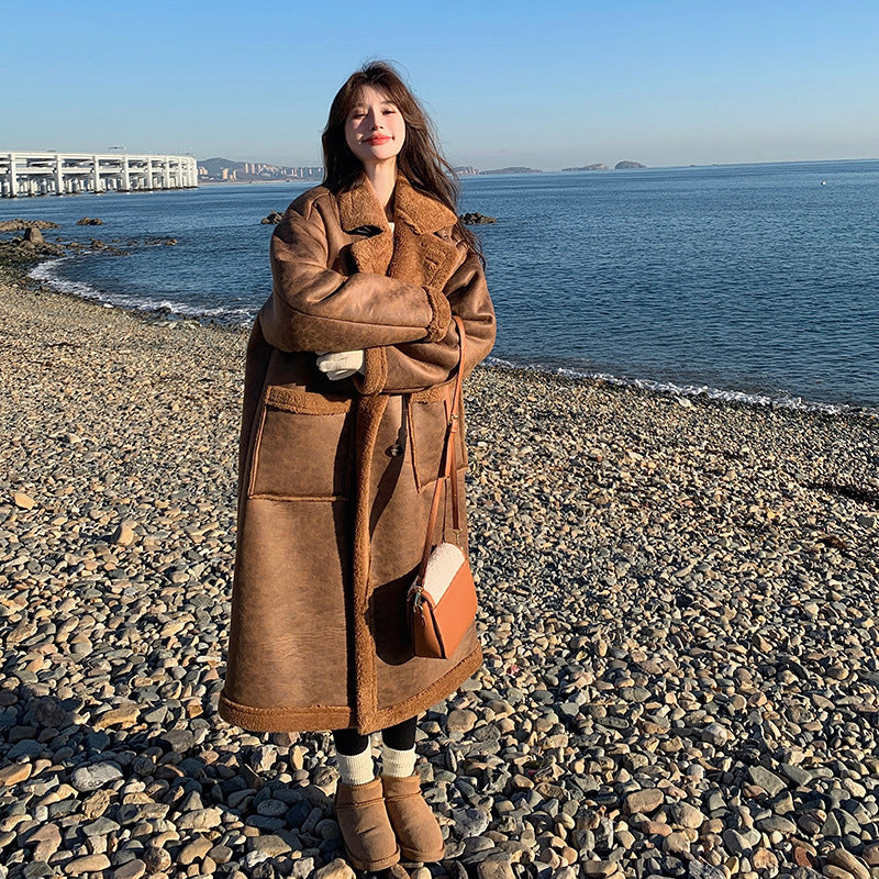 Cappotto da donna in lana di agnello doppio lato invernale Valstrend, dettaglio del tessuto e design caldo e elegante