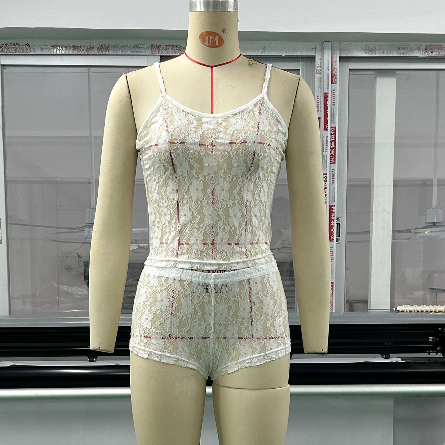 Completo lingerie sexy in pizzo e mesh con top con scollo a V e gonna corta trasparente, due pezzi, Valstrend shop