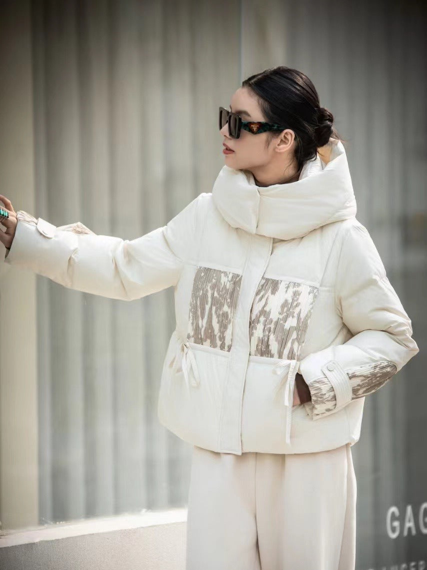 Giacca corta imbottita con cappuccio stile coreano, chiusura a bottoni e cuciture visibili, marca Valstrend.