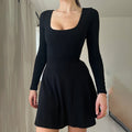 Abito lungo da donna Valstrend, elegante e aderente con scollo a V, maniche lunghe e taglio slim-fit, in tessuto raffinato.