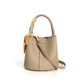 Borsa a secchiello in vera pelle con texture avanzata per donna, design elegante e dettagli raffinati.