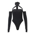 Tuta donna Valstrend con scollo a spalle scoperte, taglio sfilato e dettagli traforati, stile elegante e moderni.