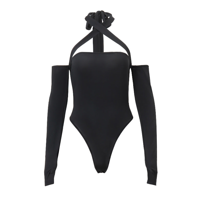 Tuta donna Valstrend con scollo a spalle scoperte, taglio sfilato e dettagli traforati, stile elegante e moderni.