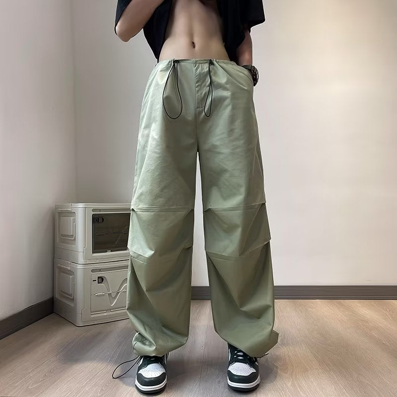 Pantaloni casual con coulisse, plissettati e larghi, stile parachute, marca Valstrend shop, visualizzati in tessuto morbido e comodo