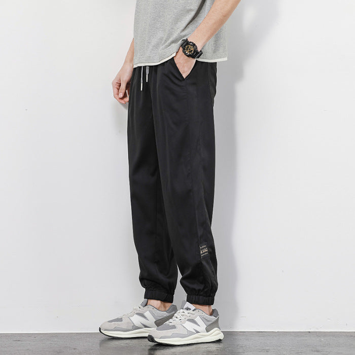 Pantaloni uomo Valstrend Ice Silk con banda alla caviglia e allacciatura, tessuto setoso e leggero, stile elegante e moderno.