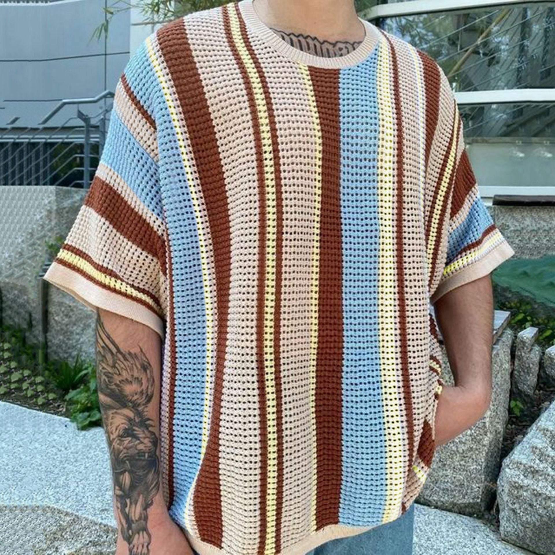 Maglietta slim fit Valstrend a maniche corte con collo rotondo, tessuto sottile e morbido in maglia leggera, vista frontale.
