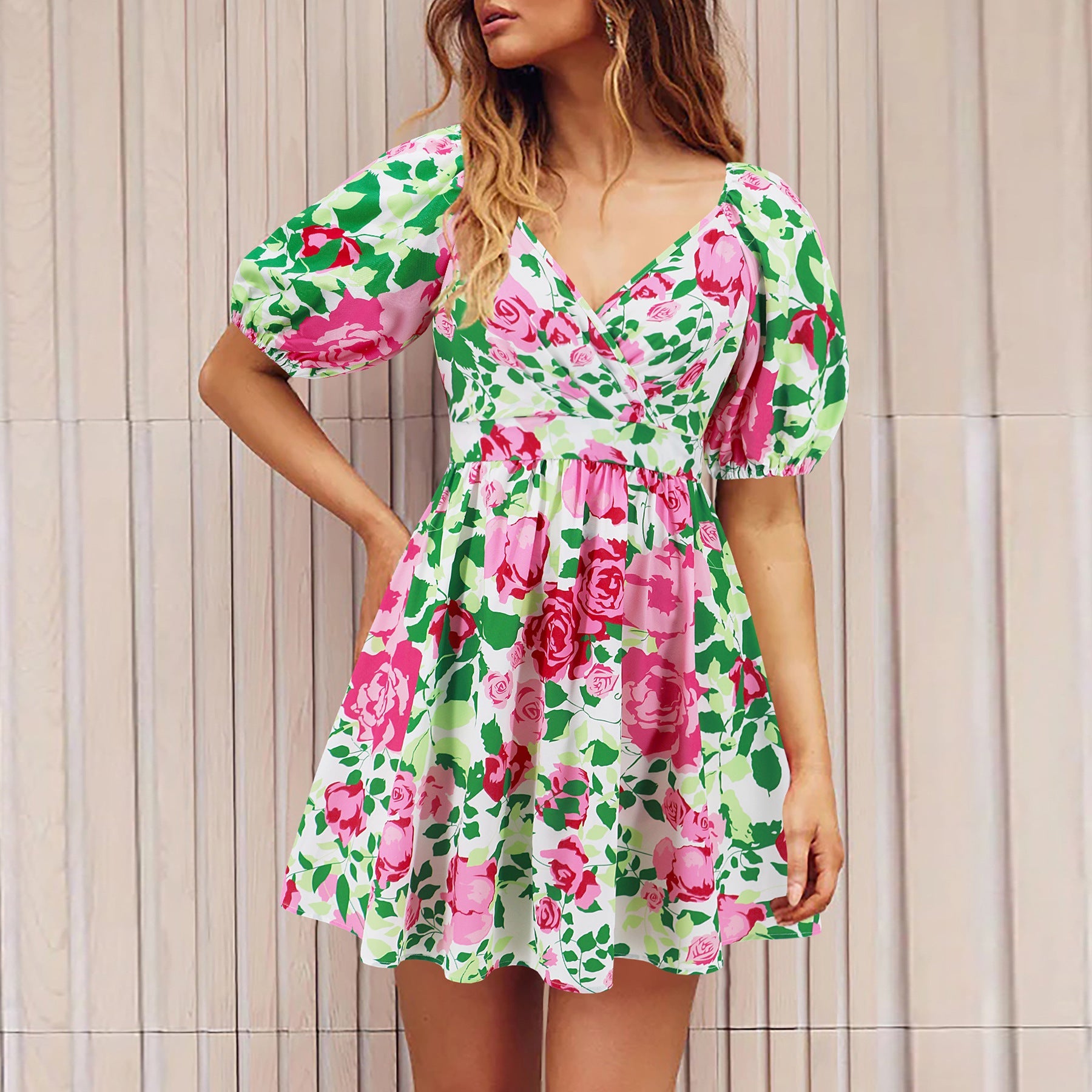 Vestito corto da donna Valstrend con maniche a lanterna, stile elegante e leggero, perfetto per occasioni estive.