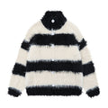Cappotto maglione con collo alto a righe grandi e fodera in pile, marca Valstrend, tessuto morbido e caldo, vista frontale.