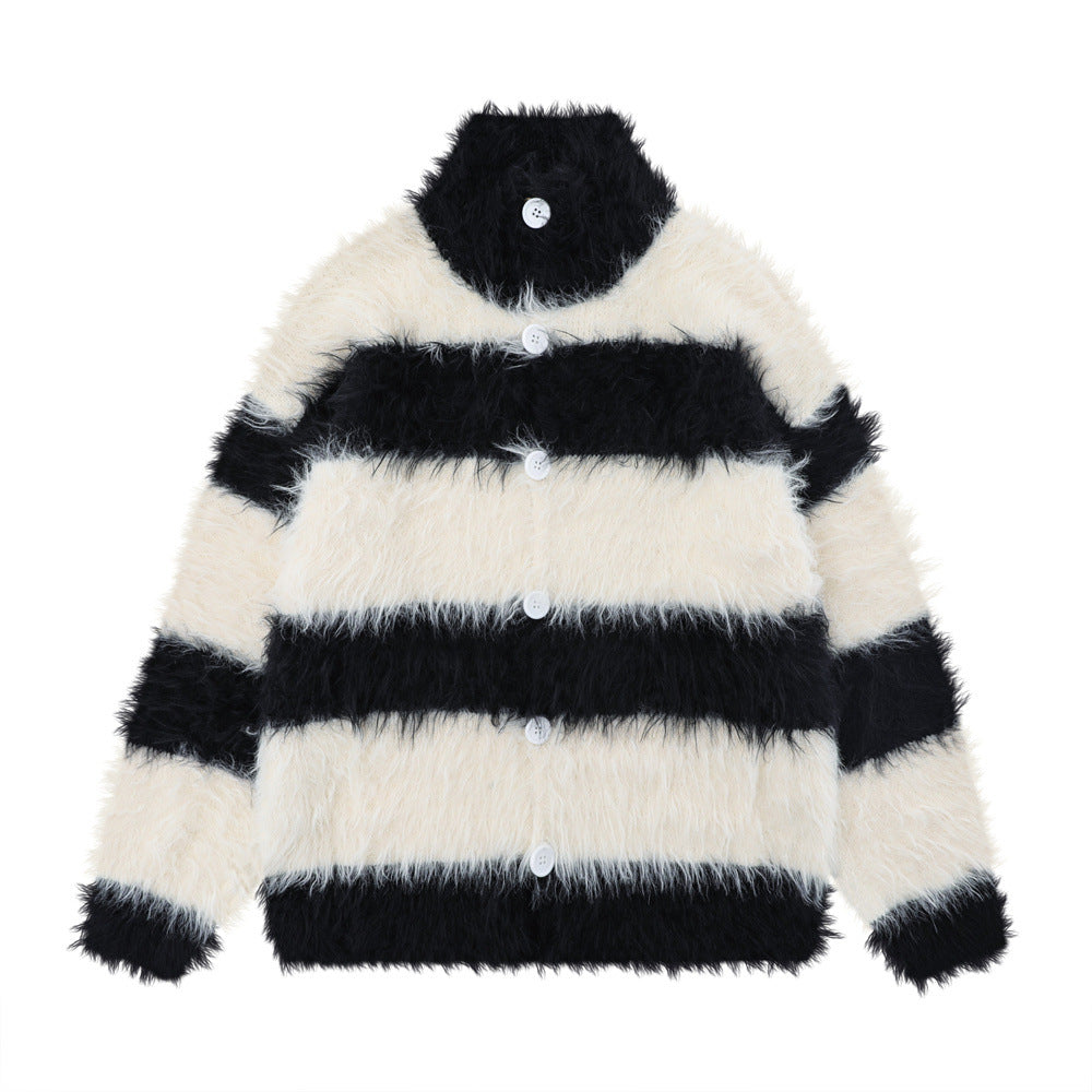 Cappotto maglione con collo alto a righe grandi e fodera in pile, marca Valstrend, tessuto morbido e caldo, vista frontale.