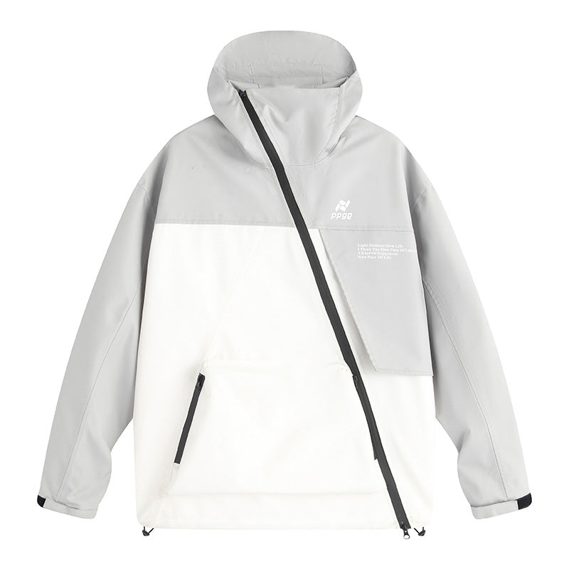 Giacca impermeabile antivento Valstrend con zip obliqua e chiusura a contrasto, design elegante e funzionale.