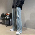 Pantaloni larghi da uomo Valstrend con ricamo a lettere, vestibilità retta e stile casual, visibili in primo piano.