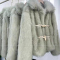 Cappotto verde valstrend in pelliccia corta e morbida, stile peluche con bottoni, ideale per un look caldo e trendy.