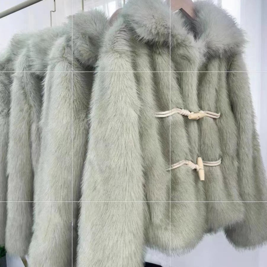 Cappotto verde valstrend in pelliccia corta e morbida, stile peluche con bottoni, ideale per un look caldo e trendy.