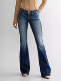 Jeans donna Valstrend a vita media, aderenti e svasati, in denim elastic e retrò, stile slim fit e a vita media.