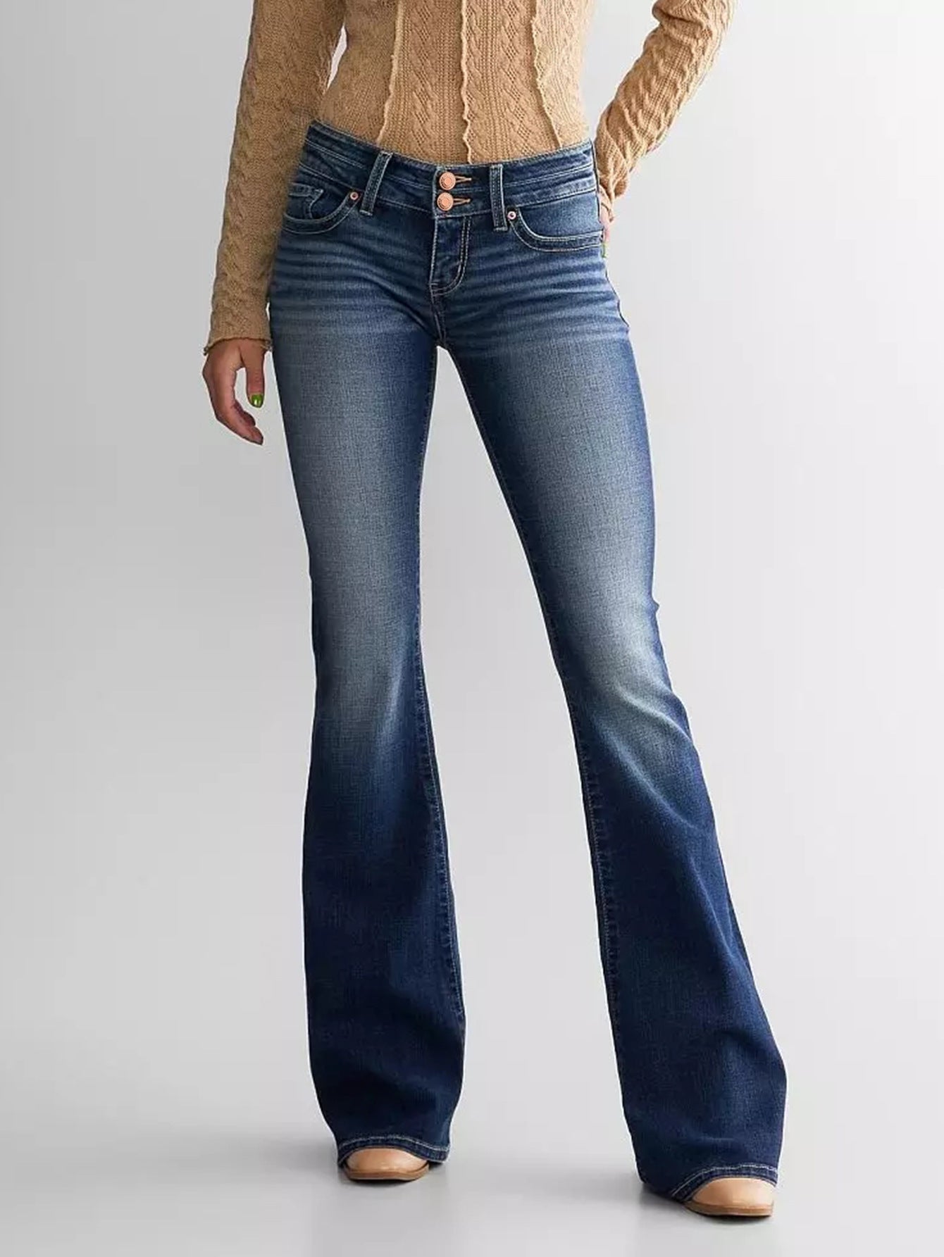 Jeans donna Valstrend a vita media, aderenti e svasati, in denim elastic e retrò, stile slim fit e a vita media.