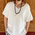 T-shirt bianca da uomo con scollo a V e maniche corte di Valstrend, frontale semplice e stile casual.
