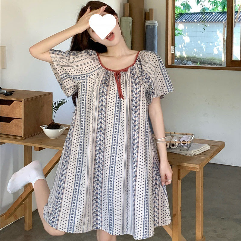Vestito da notte estivo Valstrend in stile femminile, con dettagli delicati e tessuto leggero, perfetto per le notti calde.