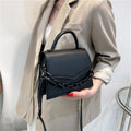 Borsa a tracolla donna Valstrend, a spalla singola e stile all-match, con design elegante e pratico, visibile in dettaglio.