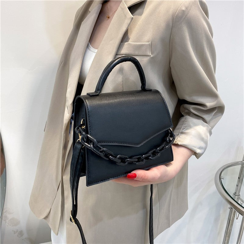 Borsa a tracolla donna Valstrend, a spalla singola e stile all-match, con design elegante e pratico, visibile in dettaglio.
