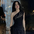 Gilet donna Valstrend vestito corto con spallature oblique e dettagli in strass, stile glamour e trendy.