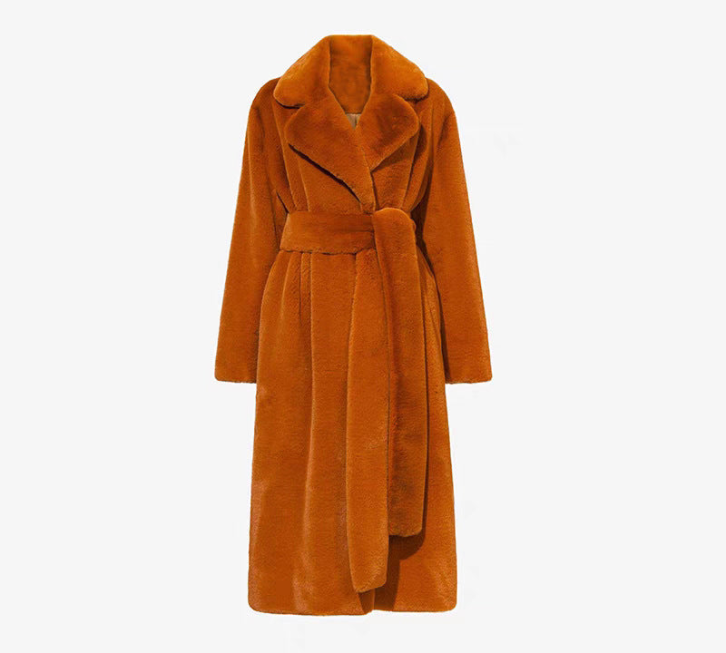 Cappotto lungo in pelliccia di visone con collo a scialle, firmato Valstrend shop, visibile in dettaglio in questa immagine.